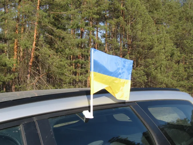 П'яний чоловік відламав прапорець з автівки луцького депутата 