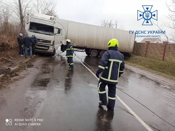 Водій не міг самотужки виїхати: біля Луцька рятувальники відбуксирували вантажівку (фото)