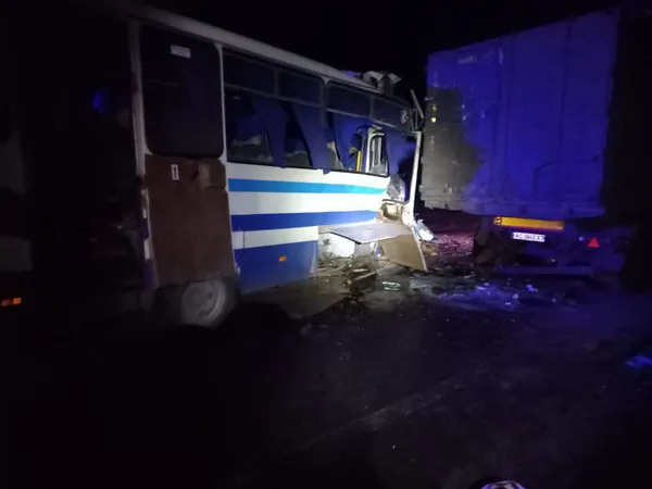 На Волині автобус в'їхав у вантажівку, є постраждалі (фото)