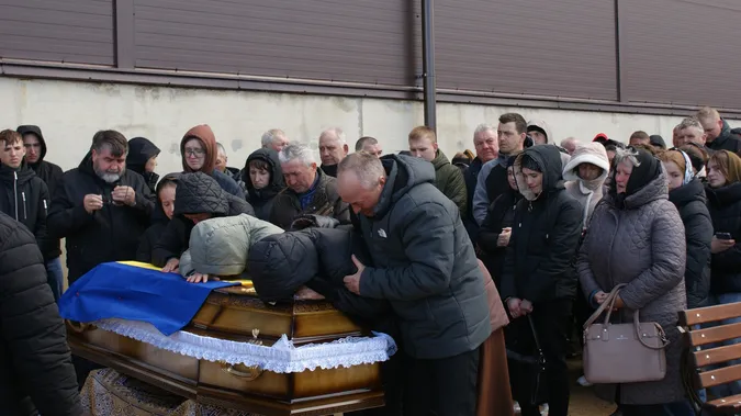 До останнього подиху – за Україну: Рожищенська громада попрощалася з Героєм Сергієм Мандзюком (фото)