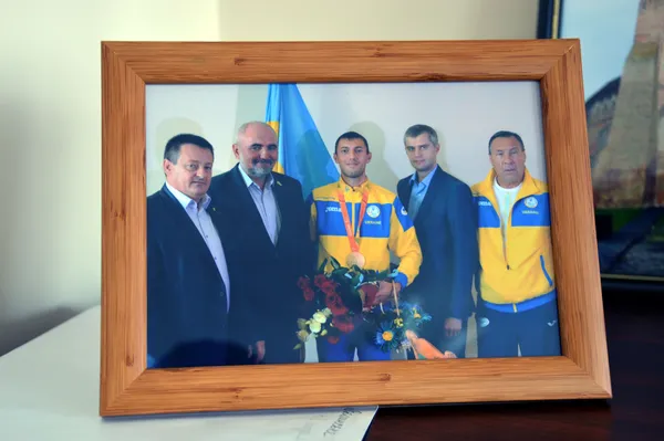 Фото з параліомпійським чемпіоном з футбол ковельчанином Віталієм Романчуком