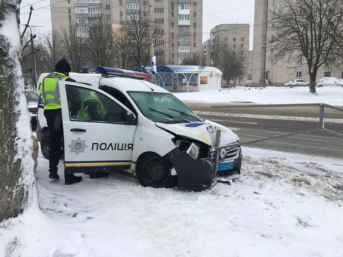 У Луцьку автомобіль поліції врізався в огорожу (фото, відео)