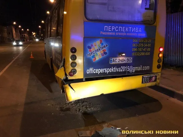 У Луцьку легковик врізався в маршрутку та втік (фото)