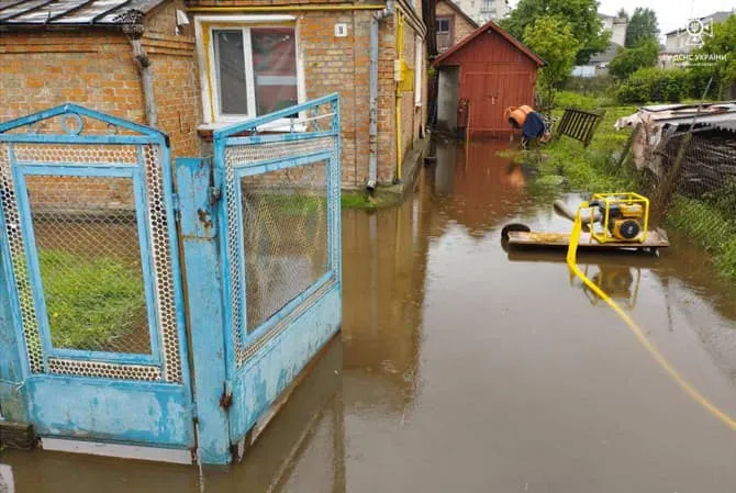 У Рожищі через негоду затопило дві хати (фото, оновлено)