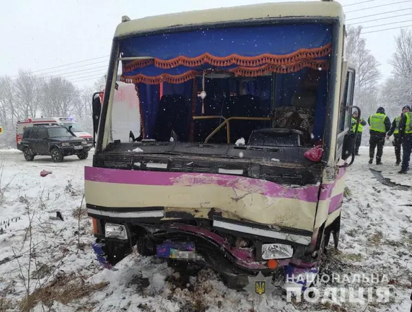 Зіткнення автобуса та легковика на Львівщині: постраждала сім'я з Луцька (фото, відео)