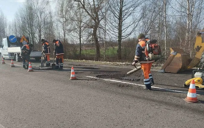 На головних дорогах Волині міняють знаки та «латають» асфальт (фото)