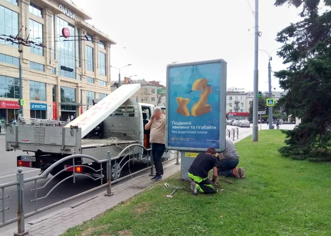 У центрі Луцька демонтували застарілу рекламу (фото)