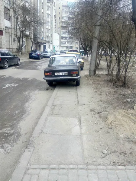 Бордюри ніби медом помазані: муніципали показали автохамів (фото)
