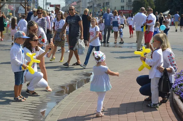 Як лучани «вишили» тілами в'їзну вежу замку Любарта (фото)