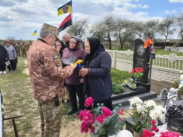 Рівно через рік після загибелі: на Волині попрощалися з Героєм Юрієм Камцем (фото)