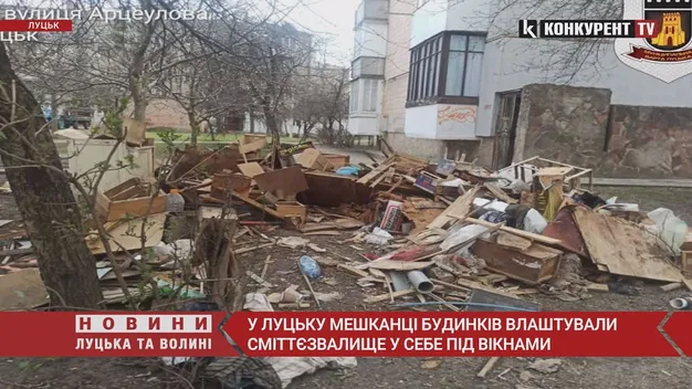Біля житлових будинків у Луцьку влаштували сміттєзвалища (фото, відео)
