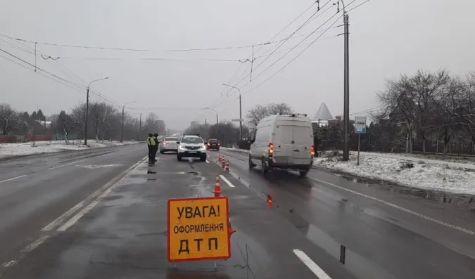 Чоловік – в реанімації: під Луцьком авто збило пішохода (фото, відео)