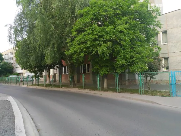 У Луцьку просять зробити тротуар біля Держархіву (фото)