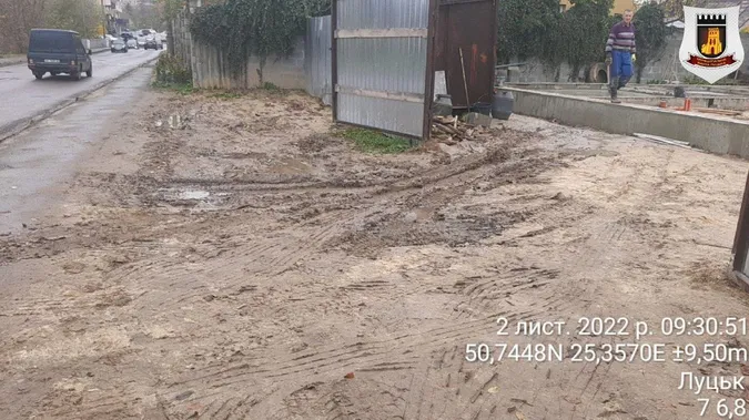 У Луцьку будівельників змусили прибрати землю на дорозі (фото)
