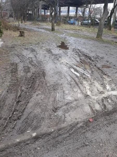 Лучани обурені станом дороги, яка веде до залізничного вокзалу (фото)