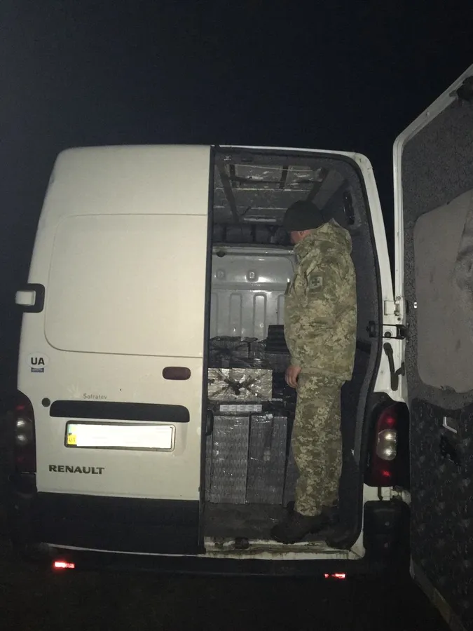 На Волині зупинили бус, завантажений сигаретами (фото, відео)