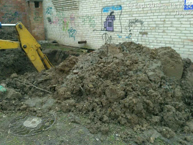 Муніципали виявили, що «Луцькводоканал» незаконно порпався в землі (фото)