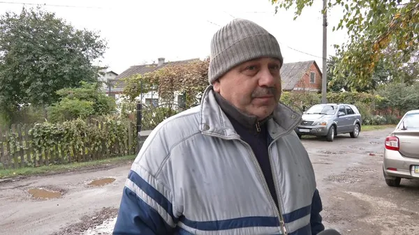 Без ремонту понад десять років: у Луцьку в одному з районів мешканці скаржаться на глибокі ями на дорозі (фото, відео)