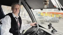 «Я просто люблю їздити»: як волинянка з далекобійниці стала першою водійкою маршрутки у районі