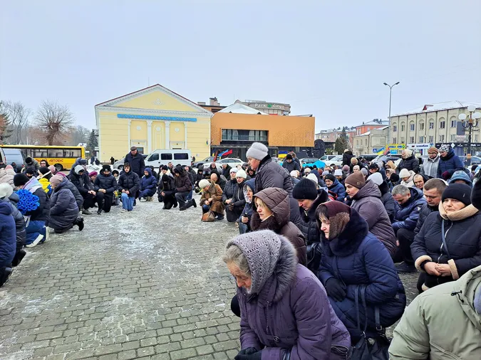 Ковель навколішки попрощався з Героями Миколою Сичем та Андрієм Вдовиченком, які два роки були зниклими безвісти