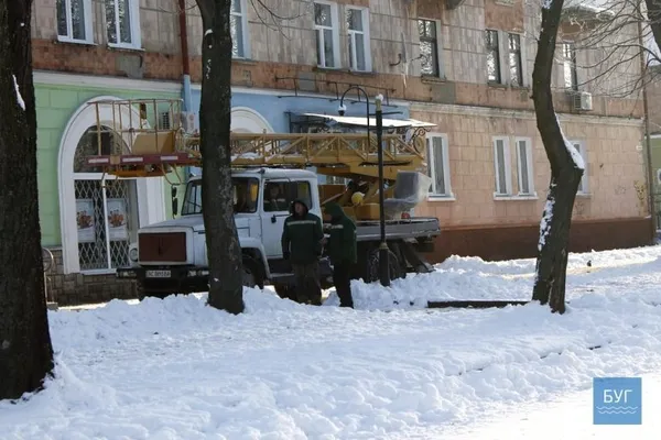 Розважились: у Нововолинську підлітки побили ліхтарі та рекламні щити (фото)