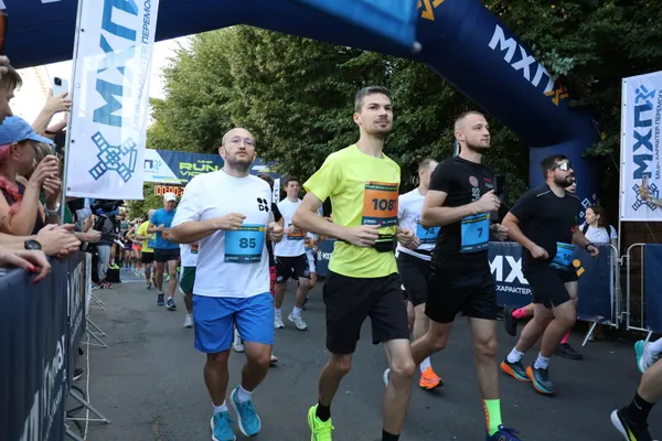 У Луцьку пробігли благодійний MHP Run4Victory: зібрані кошти спрямують на підтримку 100-ї ОМБр (фото)