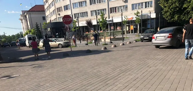 Пояснили, чому не працює болард на Театральному майдані