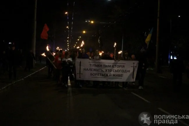 Патріоти зі смолоскипами вийшли на вулиці Луцька (фото) 