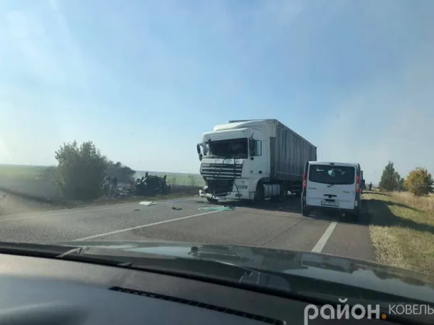 На Волині – смертельна аварія: зіткнулися вантажівка, мікроавтобус і легковик