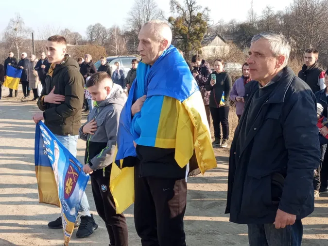 «Ми відчували, що він живий»: на Волині зустріли звільненого з полону Віталія Войтовича (фото)