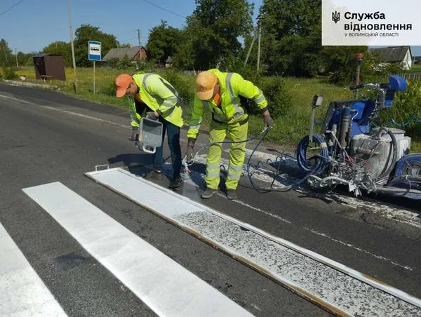 На автошляху між Луцьком і Рівним поновлюють дорожню розмітку (фото)