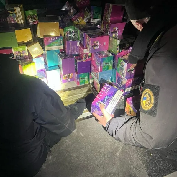 Сховав під ногами: в «Устилузі» знайшли контрабандні «електронки» на 2 мільйони гривень (фото)