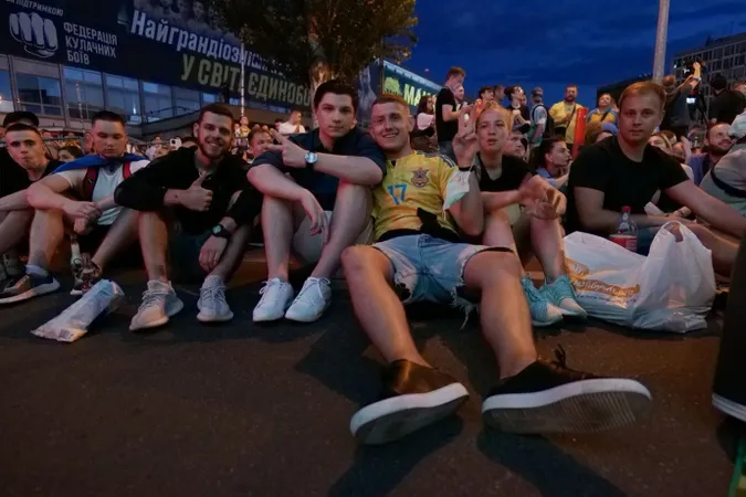 Понад 13 тисяч вболівальників підтримали збірну України у фан-зоні Києва (фото)