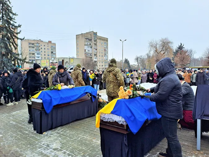 Ковель навколішки попрощався з Героями Миколою Сичем та Андрієм Вдовиченком, які два роки були зниклими безвісти