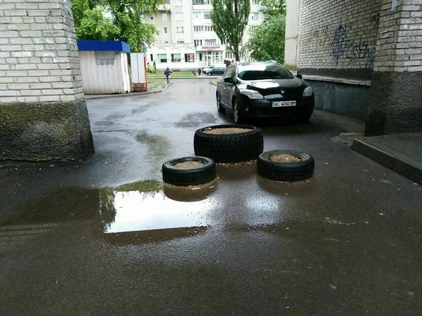 Луцькі муніципали демонтували обмежувачі руху і паркани 