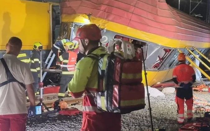 У моторошній лобовій аварії потягів у Чехії загинули дві українки (фото)