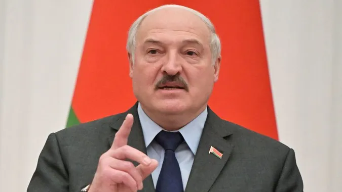 лукашенко, який допомагає бомбити Україну, закликав сусідів «жити дружно» (відео)
