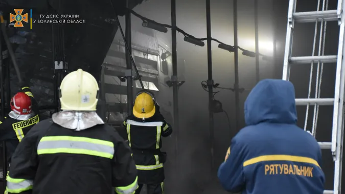 Врятували вантажівку: повідомили подробиці пожежі на СТО в Луцьку (фото, відео)
