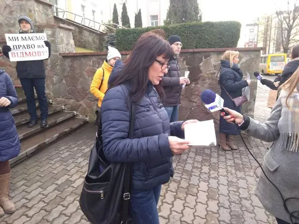 «Не проти вакцинації – проти дискримінації»: у Луцьку протестують батьки (фото, оновлюється)