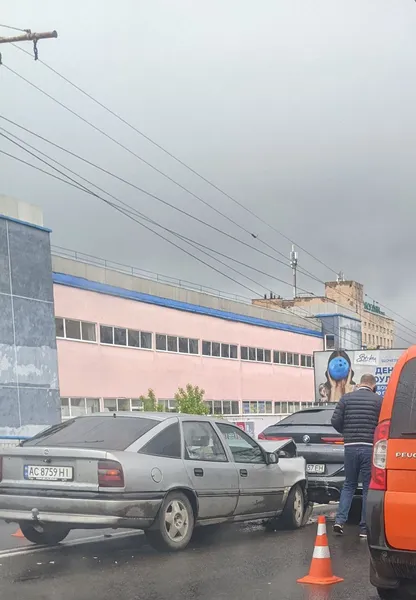 У Луцьку на мосту Opel «наздогнав» BMW (фото)