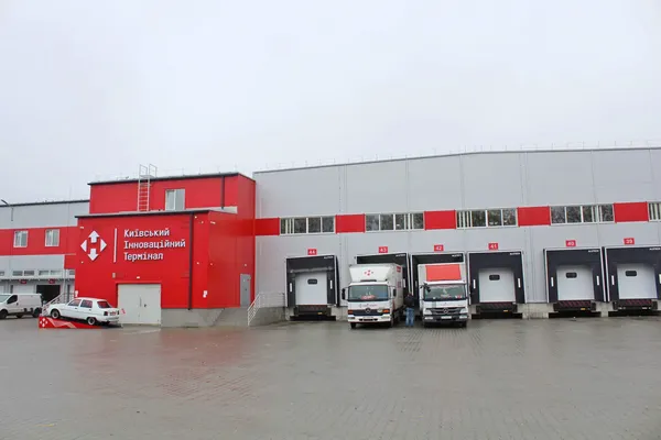 Росія знищила найбільший сортувальний термінал «‎Нової пошти» у Києві (фото)