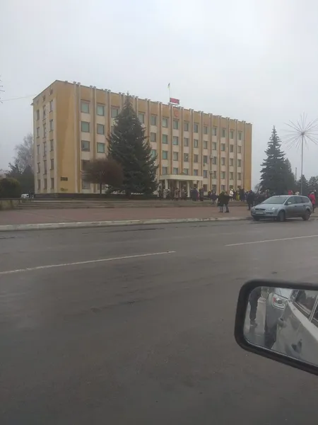 У Нововолинську міськраду «замінували» рюкзаком з брудним одягом (фото)