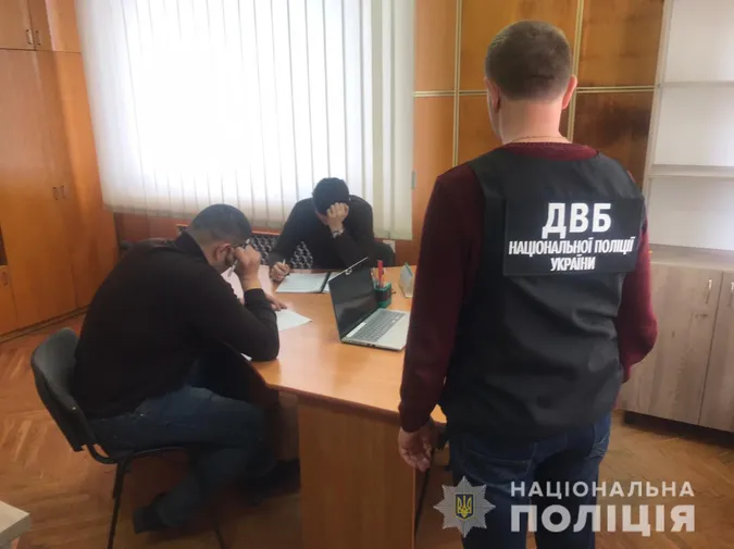 Незаконно затримали і побили: трьох волинських патрульних підозрюють у перевищенні влади