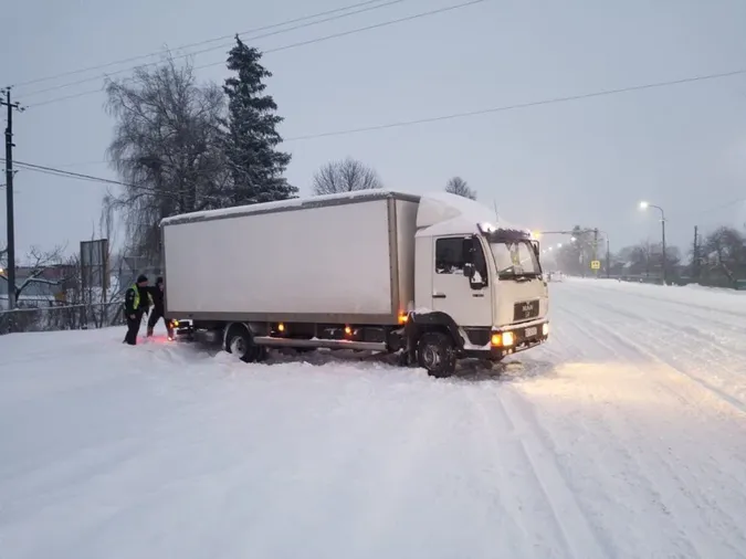 На Волині поліцейські допомогли тим, хто потрапив у скруту через негоду (фото)