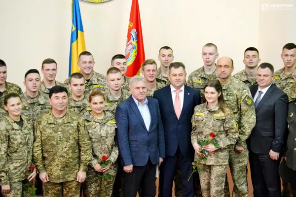 У Луцькому НТУ вручили погони молодшим лейтенантам (фото)