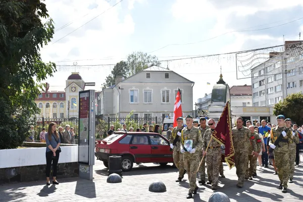 У Луцьку попрощалися з бійцем, який загинув на Сході п’ять років тому (фото)