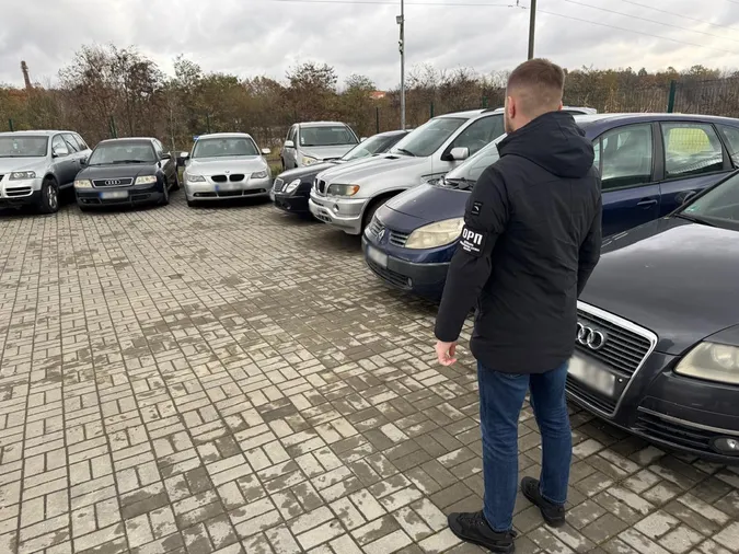 Ввезли і продали понад 700 авто: на Львівщині викрили псевдоблагодійників (фото)