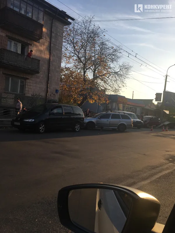 У Луцьку на Грушевського авто «вилетіло» на тротуар (фото)