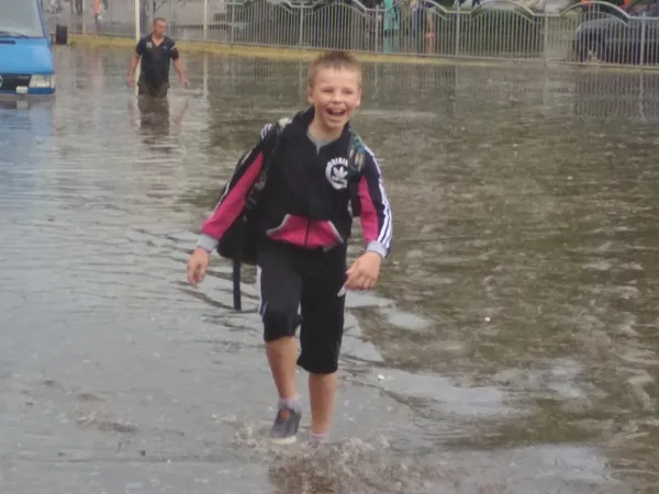 У Луцьку біля «Салюта» у «водяному полоні» опинилася швидка (фото)