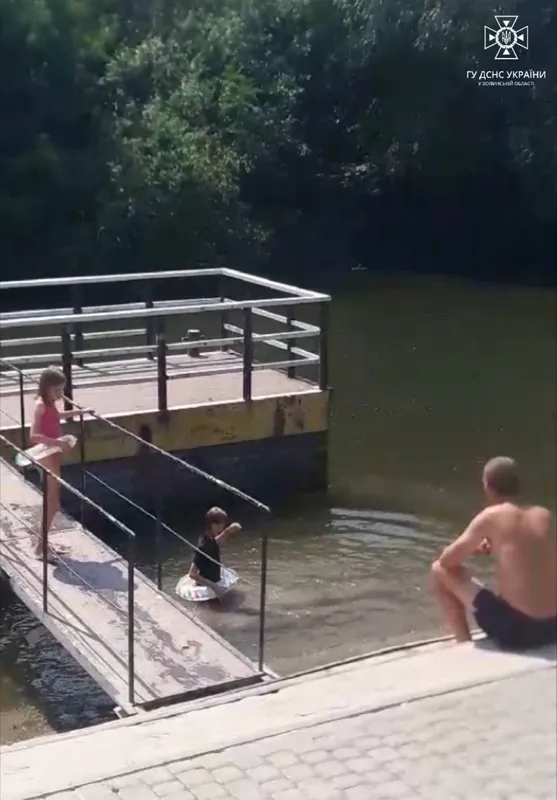 На луцькому пляжі п'яний чоловік лаявся, поки його діти стрибали на бетонні плити (фото)